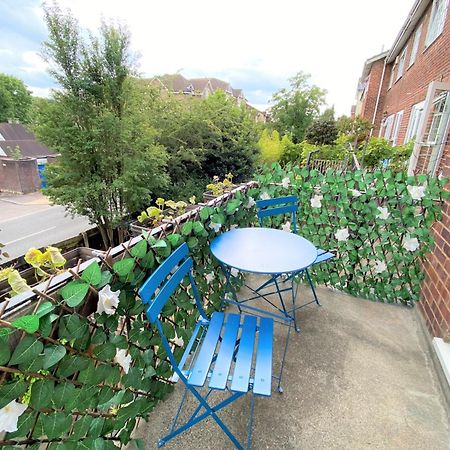 Redhill Town Centre 3 Bed House Near Gatwick Airport, Easy Commute To London Apartman Kültér fotó