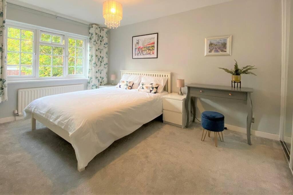 Redhill Town Centre 3 Bed House Near Gatwick Airport, Easy Commute To London Apartman Kültér fotó
