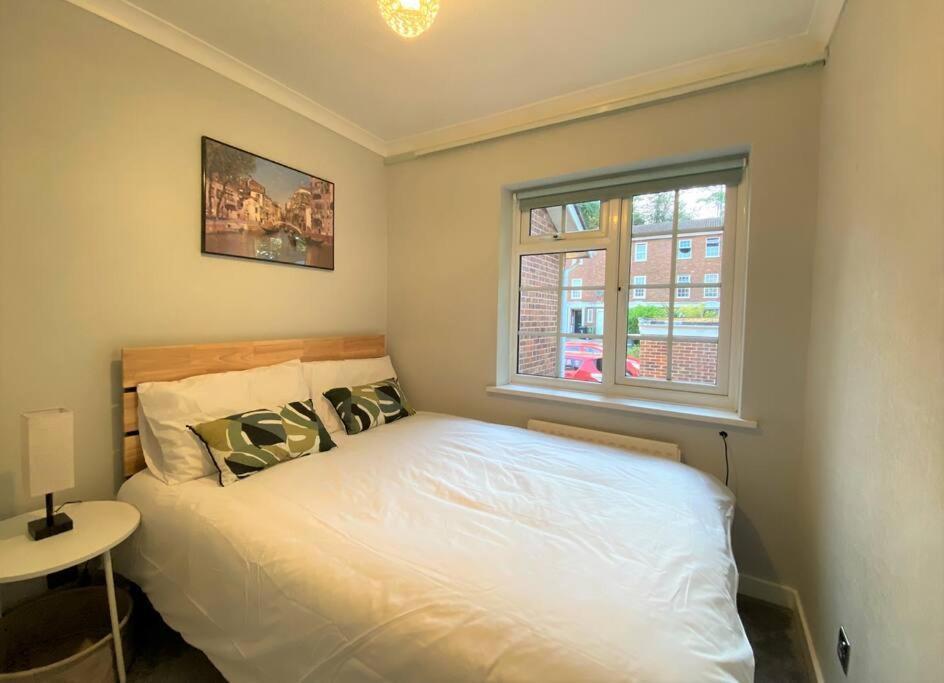 Redhill Town Centre 3 Bed House Near Gatwick Airport, Easy Commute To London Apartman Kültér fotó
