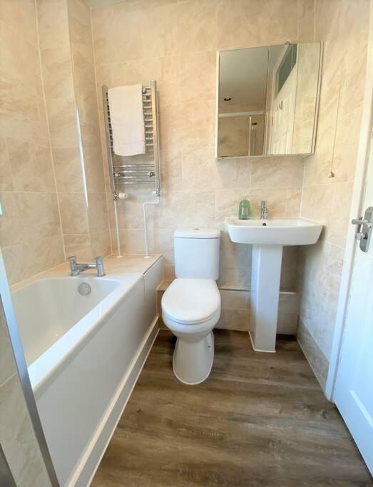 Redhill Town Centre 3 Bed House Near Gatwick Airport, Easy Commute To London Apartman Kültér fotó