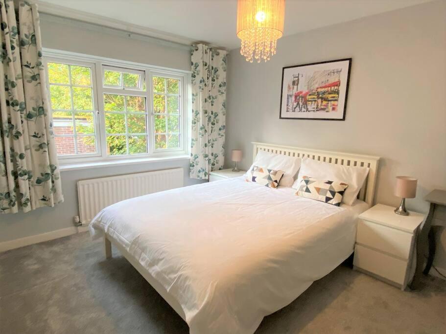 Redhill Town Centre 3 Bed House Near Gatwick Airport, Easy Commute To London Apartman Kültér fotó