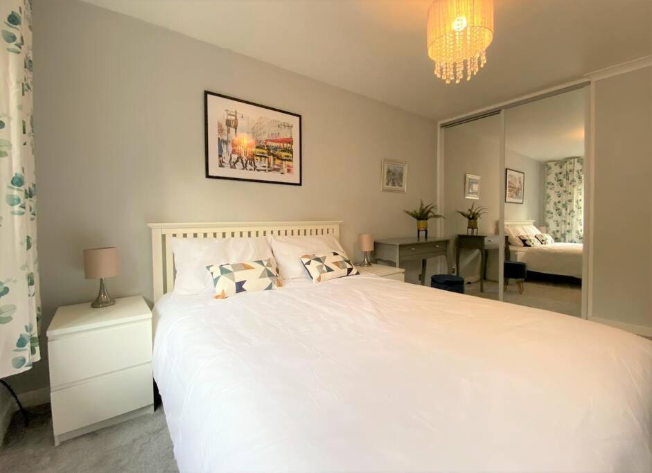 Redhill Town Centre 3 Bed House Near Gatwick Airport, Easy Commute To London Apartman Kültér fotó