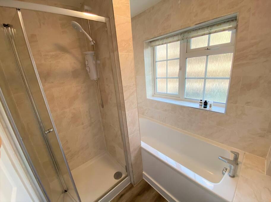 Redhill Town Centre 3 Bed House Near Gatwick Airport, Easy Commute To London Apartman Kültér fotó