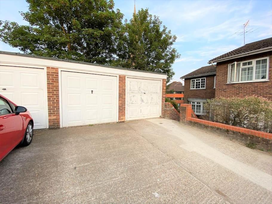 Redhill Town Centre 3 Bed House Near Gatwick Airport, Easy Commute To London Apartman Kültér fotó